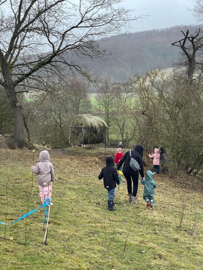 Familien und Kinder auf dem Weg zum Stall